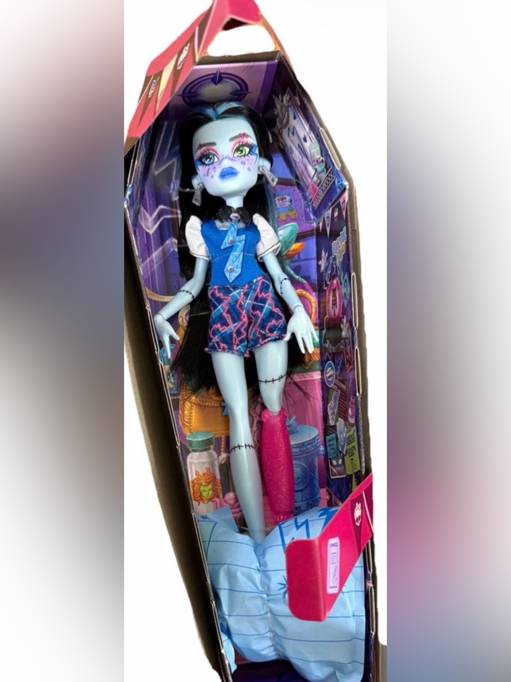 Monster High Buried Secrets FrankieStein Doll + 5 Accessories Inside  New In Box
